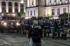 米ウィスコンシン州のデモ暴徒化、警官の黒人男性銃撃巡り