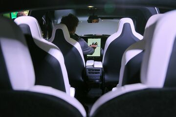 マスク氏、テスラのAI研究をアピールへ