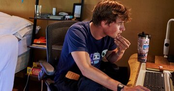 AIが生む新たな仕事、時給3万円の専門職も