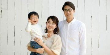 「かぞくのおさいふ」のプリペイドカードは、子供に持たせるのにおすすめ！　スマホから遠隔でチャージ可能で、子供が使うとメールで通知されるので安心！