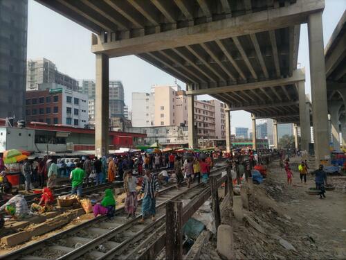 電車が近付くと線路から逃げるように撤退するのがバングラデシュの交通マナー（提供＝筆者）