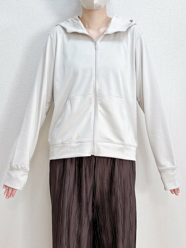 「毎日着用してます」「色違いも欲しい」無印良品の“UV対策パーカー”手の甲や首元まで守ってくれて天才すぎる!「くしゃくしゃにしてもシワにならない」