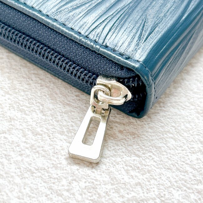 カードや診察券が22枚入る…!ワークマン新作の「980円ミニ財布」ガバッと開いて取り出しやすい!