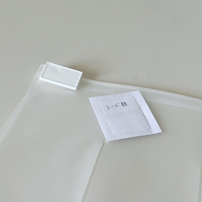 「もうポーチ全部これにしたい」ダイソーの天才グッズで“コードぐちゃぐちゃ問題”が解決した！「もう1個買っとこ」「110円とは思えない便利グッズ」