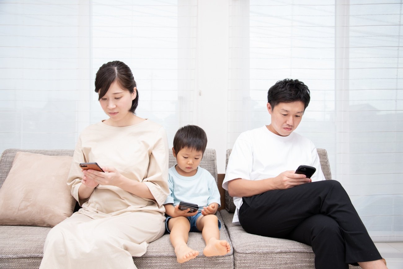 「うわ、私もやってる…」子どもに注意する親ほどハマりがちな6つの「言行不一致」