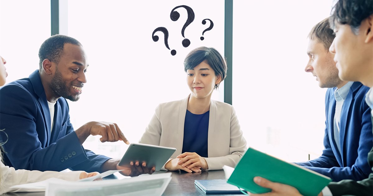 外国人に話しかけられて混乱する日本人女性