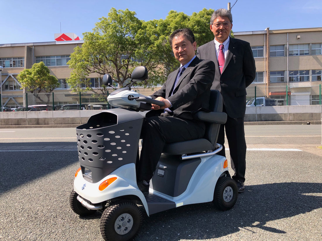 スズキの電動モビリティ開発部・eモビリティ開発課長の畔柳清光氏（写真左）、国内営業業務推進部・電動車いす課長の田澤充康氏。スズキ本社（静岡県浜松市）前にて
