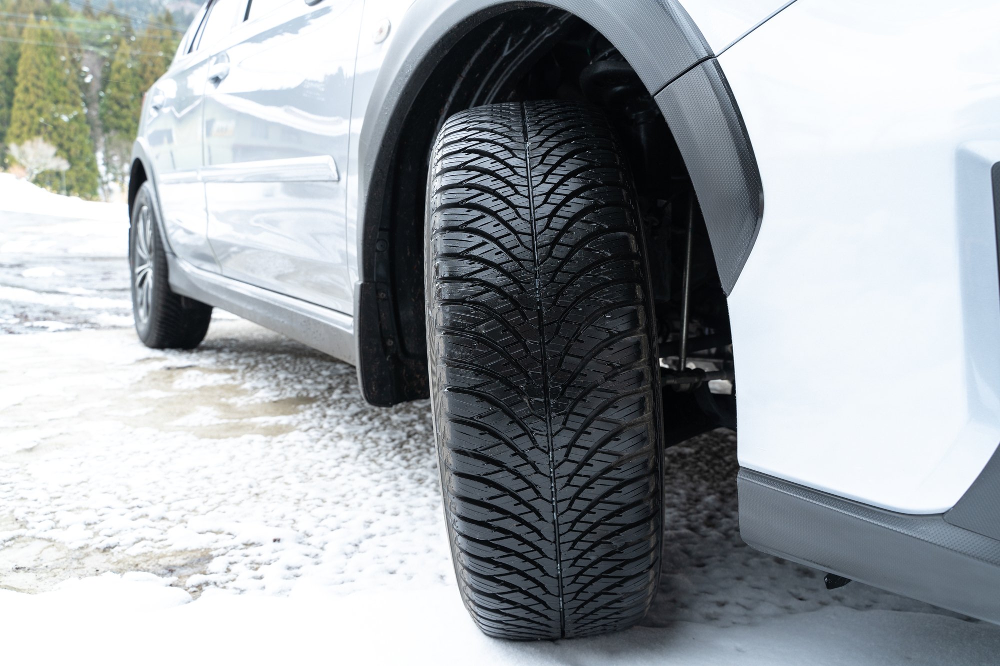 日本の冬に現れる悪魔の路面!車のタイヤ交換、雪が心配ならベストな選択は?【プロが解説】