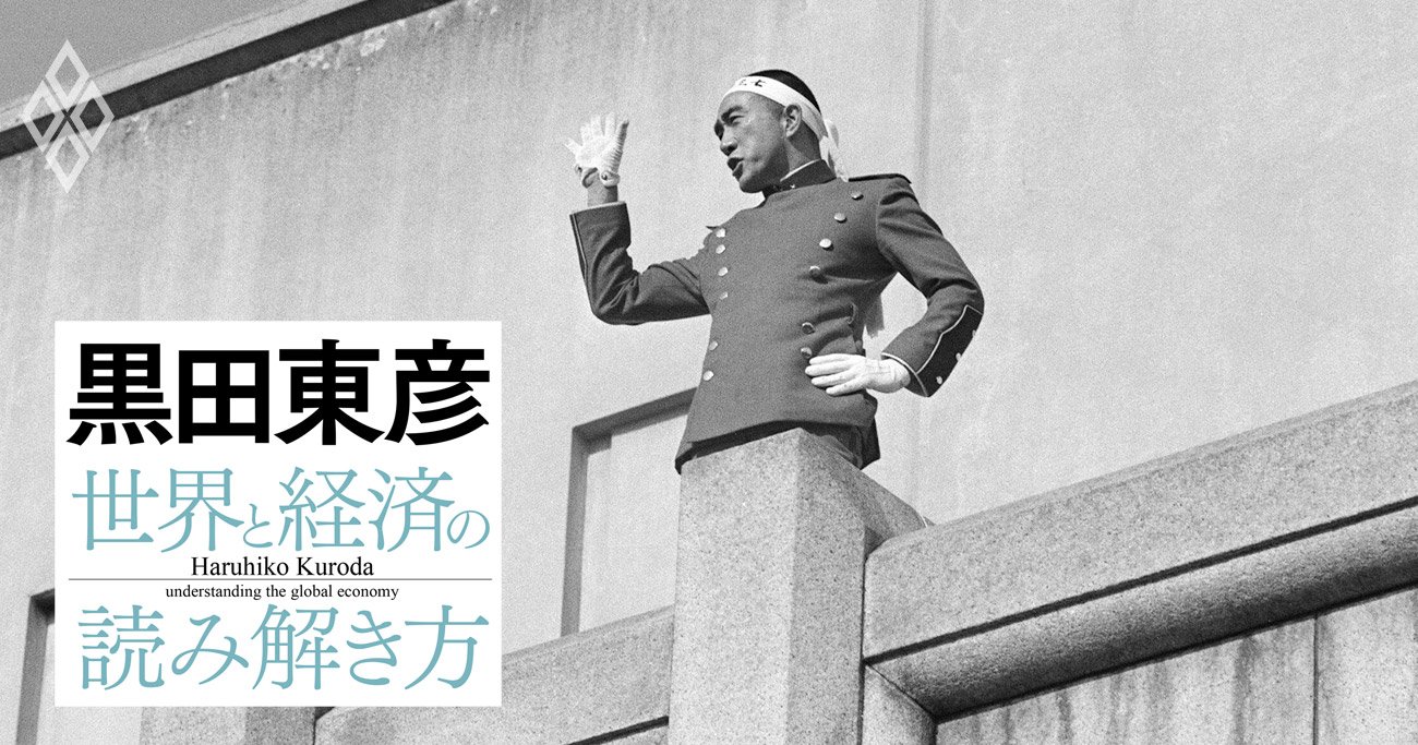 1970年11月25日、乱入した東京・市谷の陸上自衛隊東部方面総監部のバルコニーで演説する三島由紀夫