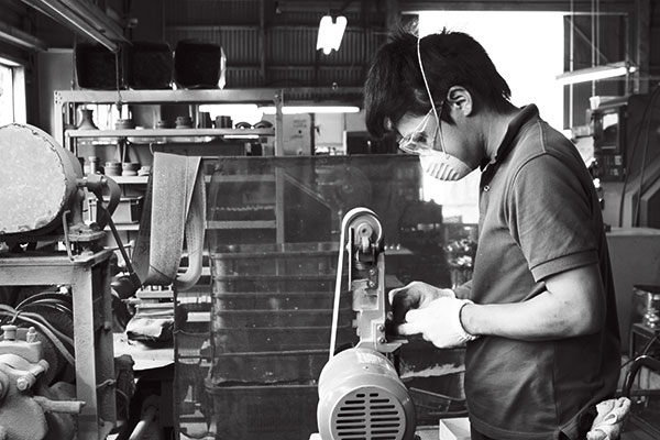 カンブリア宮殿で話題の 能作 高給 新聞社カメラマンから薄給 鋳物職人へ 年収3分の1以下 下血 4リットルの苦難をどうやって乗り越えたのか 踊る町工場 ダイヤモンド オンライン