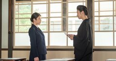 「愛国のかがみたれ！」その言葉の裏に…黒井先生（瀧内公美）が語らなかった過去の“選択”〈原菜乃華コメント付き〉【あんぱん第35回レビュー】