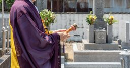 「先祖代々の墓地には入りたくない」亡父の願いで“墓じまい”した50代男性。「ホッと一息」のはずが、心底後悔した理由
