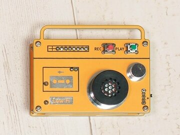 ラジカセ型のキュートなボイスレコーダーにイエロー＆ブラックの新色！
