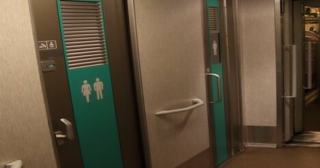 「壁一面が真っ赤」「誰が何の目的で…」新幹線のトイレで作業員が直面した「信じられない光景」