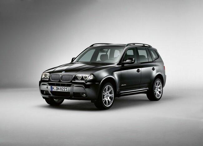 2004年デビューの初代X3。デビュー時はかなり大きく感じたが、今見ると小さく感じる