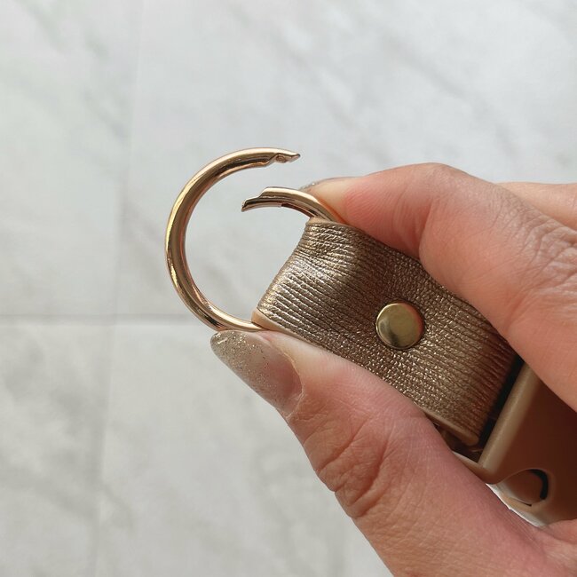 「ありそうでなかった」3COINSの“天才ホルダー”マフラーの持ち運びが楽になった!「ストールを使う時は必需品」「もう一個買おっかな」