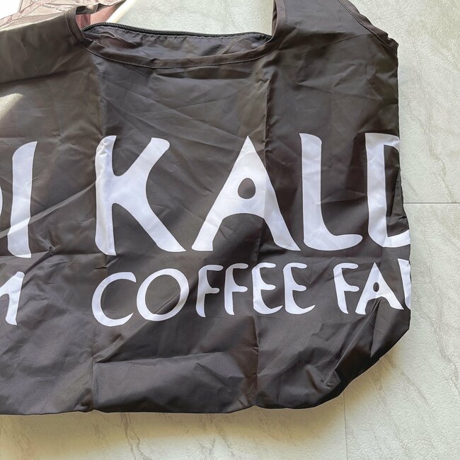 「安いし使いやすい！」カルディの“10kg入る保冷バッグ”買い物のたびに持ち歩いてる！「パックされた食材が安定します」「冷凍、冷蔵物も安心して買える」