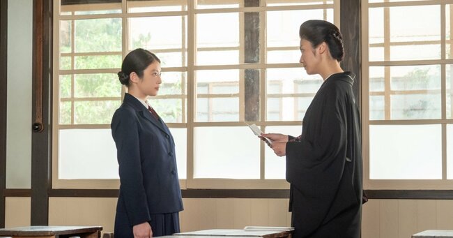 「愛国のかがみたれ!」その言葉の裏に…黒井先生(瀧内公美)が語らなかった過去の“選択”〈原菜乃華コメント付き〉【あんぱん第35回レビュー】