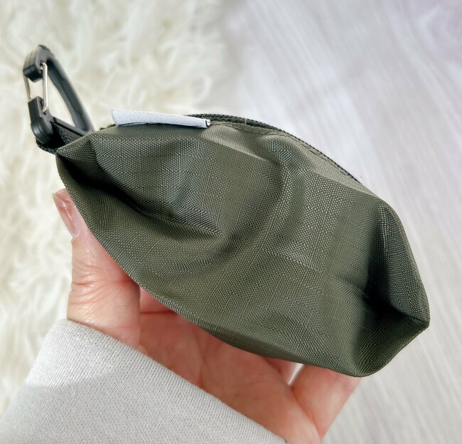 ミニ財布はこれでいいじゃん…!セリアの「スリムすぎるポーチ」小銭がたっぷり入るし、ガバッと開いて使いやすい!