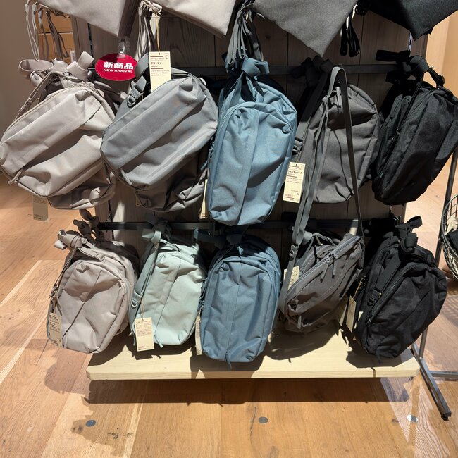 「他のバッグは全く使わなくなりました」無印良品の“めちゃ軽ショルダー”が理想的すぎる！「すごく軽いし、長財布も入る」「スマホをサッと入れられて便利」