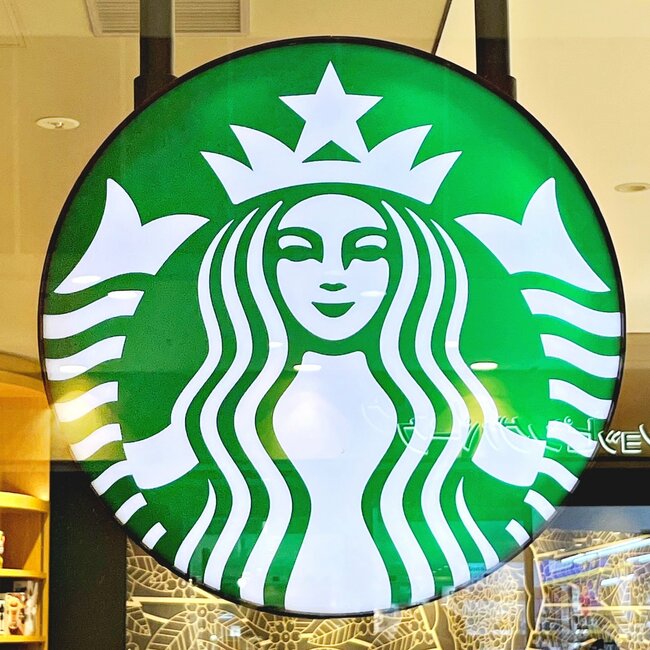 お薬が146錠も入った…！スターバックスの「黒ねこポーチ」可愛すぎるし、ガバッと開いて使いやすい！《購入レビュー》
