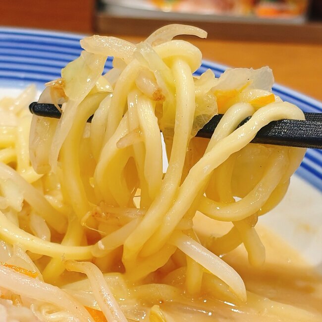 「二郎みたいなの出てきた」リンガーハットの“わんぱくすぎるメニュー”山盛りで食べ応えバツグン！「見た目のボリュームに圧倒」「食べても食べても野菜が減らない」《実食レビュー》