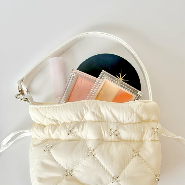 「色違いで3つも購入」3COINSの“ふわふわミニポーチ”かわいすぎて思わずまとめ買いしちゃった！「一目惚れして速攻ゲット」「見る度に気分が上がります！」