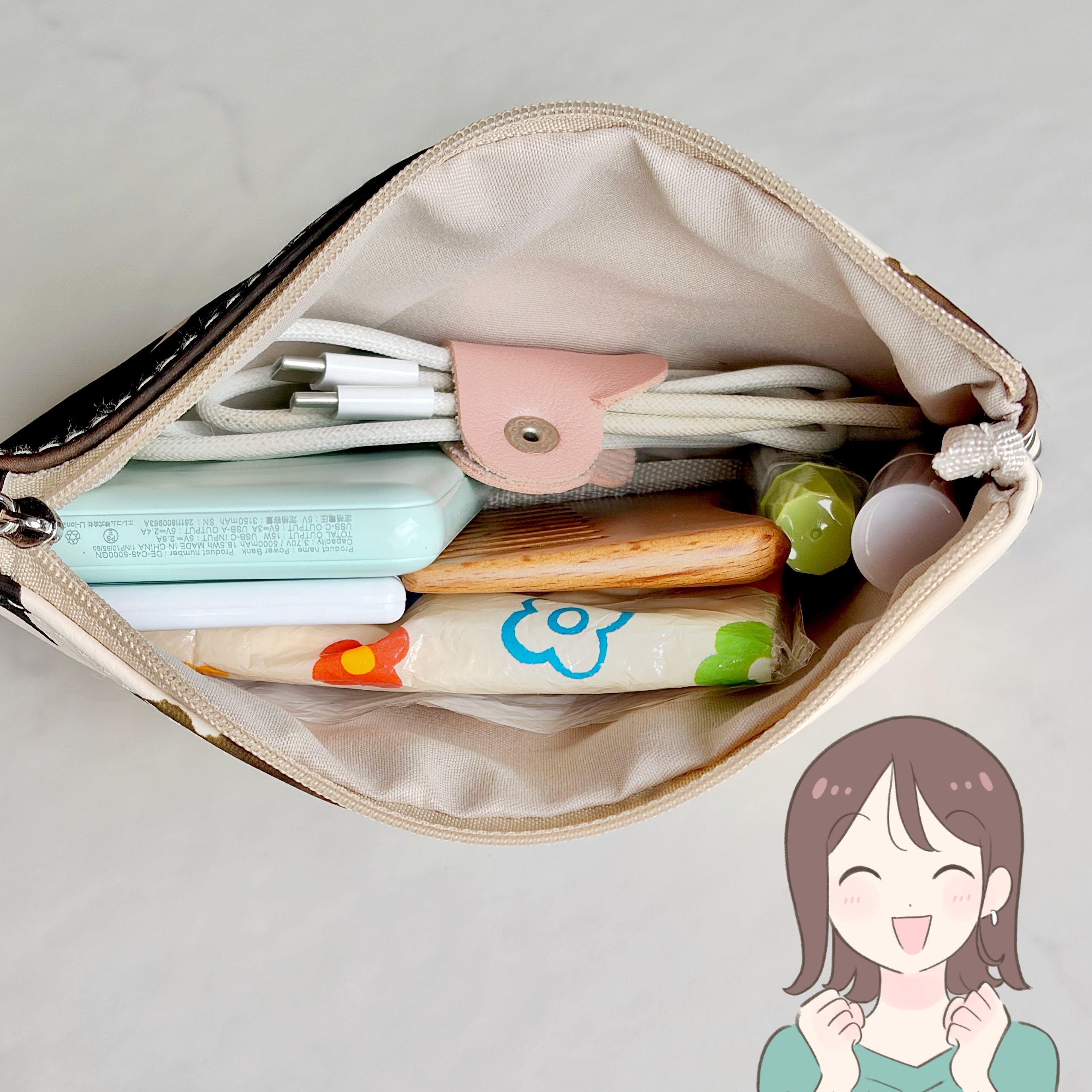 お薬手帳や処方薬がまるっと入った!3COINSの“お財布がわりになるポーチ”毎日持ち歩きたい可愛さ!「2個柄違いで購入」「結構たくさん入るし、高見えする」《購入レビュー》
