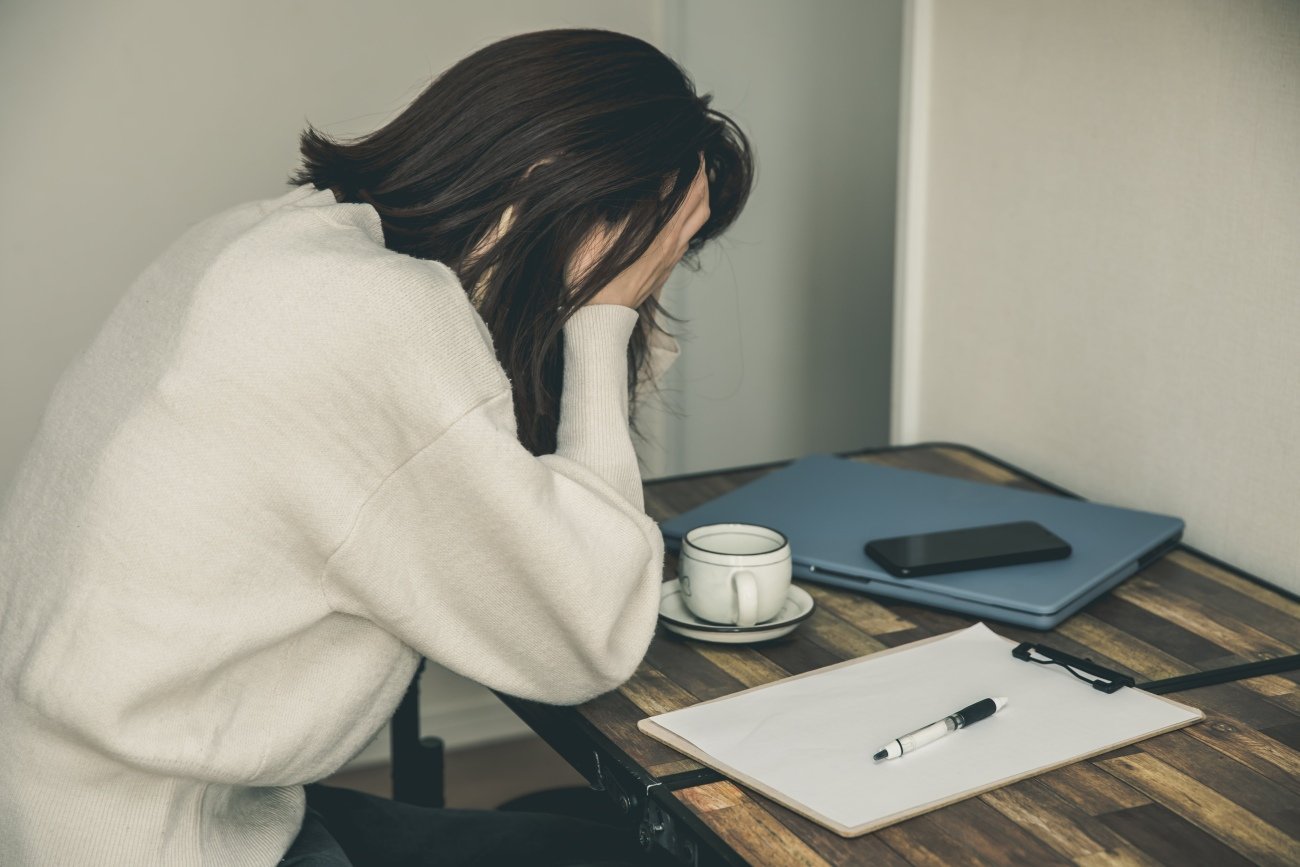 「さすがにしんどい…」職場にいる“働いてるのに幸せになれない人”の残念な共通点