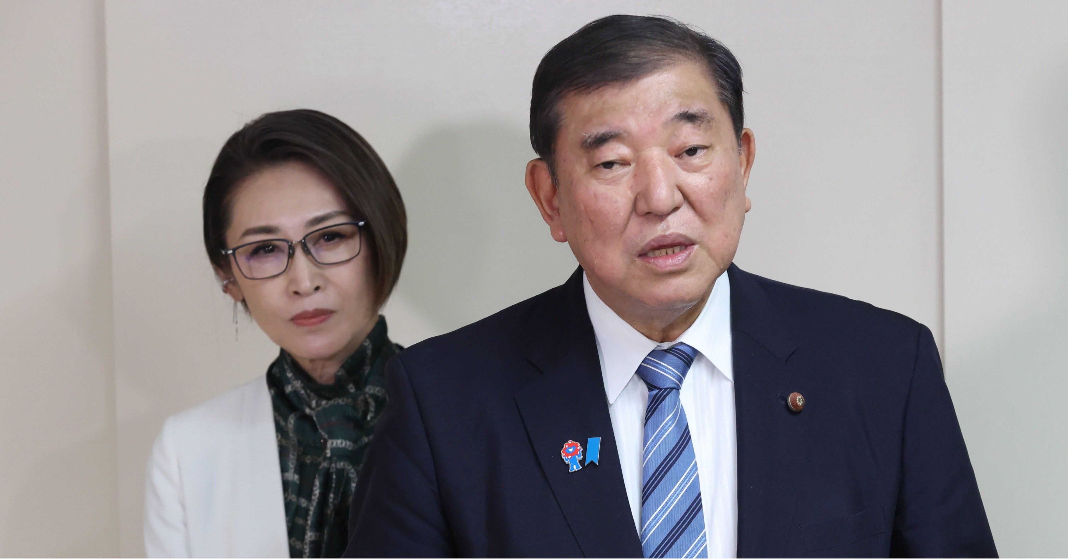 石破茂首相(右)と三原じゅん子こども政策担当相(左) Photo:JIJI