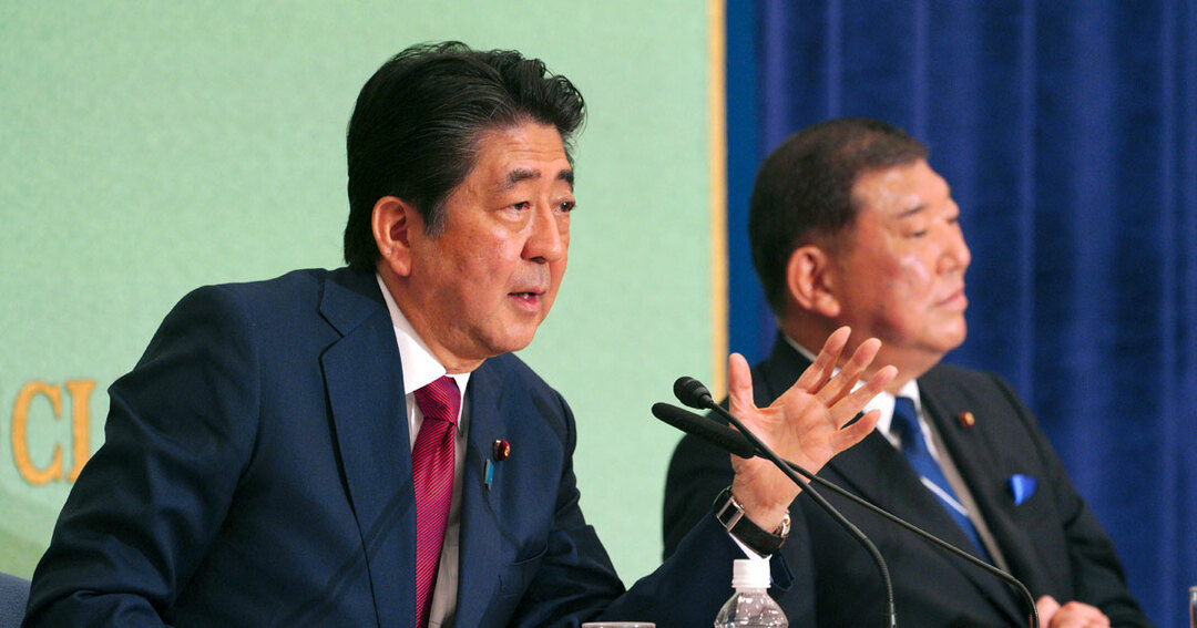自民党総裁選の公開討論会に臨む安倍晋三首相と石破茂元幹事長