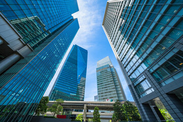 「時給」が高い上場企業ランキング!3位三菱商事、2位キーエンス、1位は?
