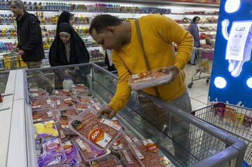 イラン経済危機に深刻化の兆し、食品高騰で支払い方法も変化
