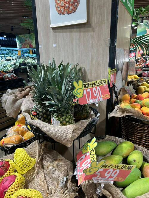 特売のパイナップル(超市発)
