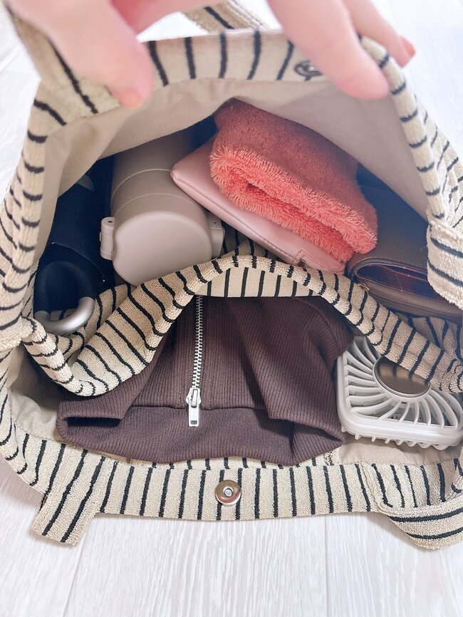 グローバルワークで見つけた“タオルみたいなバッグ”→荷物が多い日にめちゃくちゃ便利!「オシャレも使いやすさも両方叶えてくれる」