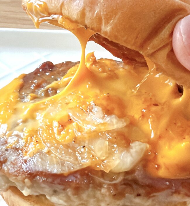 「激ウマでびびった」モスバーガーの“衝撃すぎるランチセット”お肉がはみ出てるんだけど…!「なんコレ~美味しすぎぃ~」「これでもか、というくらいチーズのってて美味」