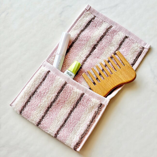 「迷うことなく2色購入」「あっという間に品切れ」3COINSの“ハンカチみたいなポーチ”サニタリーアイテムを目立たずに持ち歩けて大助かり！「もう一つ欲しい」