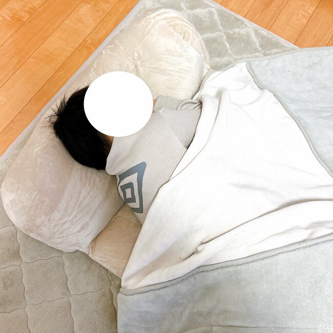 一度寝たら最後…カインズの“人をダメにするロングクッション”が雲みたいにフッカフカ！「ごろ寝に最高」「すぐに寝てしまいます」