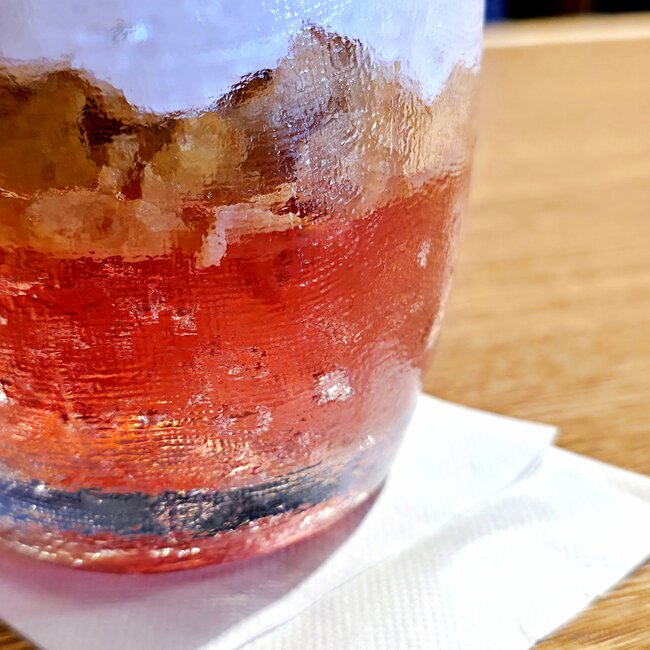 「カロリーやばそう！」「食べごたえ充分」びっくりドンキーの“デカすぎる苺パフェ”ボリューム凄くて笑っちゃった！「ジョッキグラスにパフェ入ってるのやばいくない？」