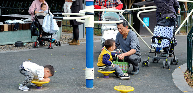 中国の公園で遊ぶ子どもたち