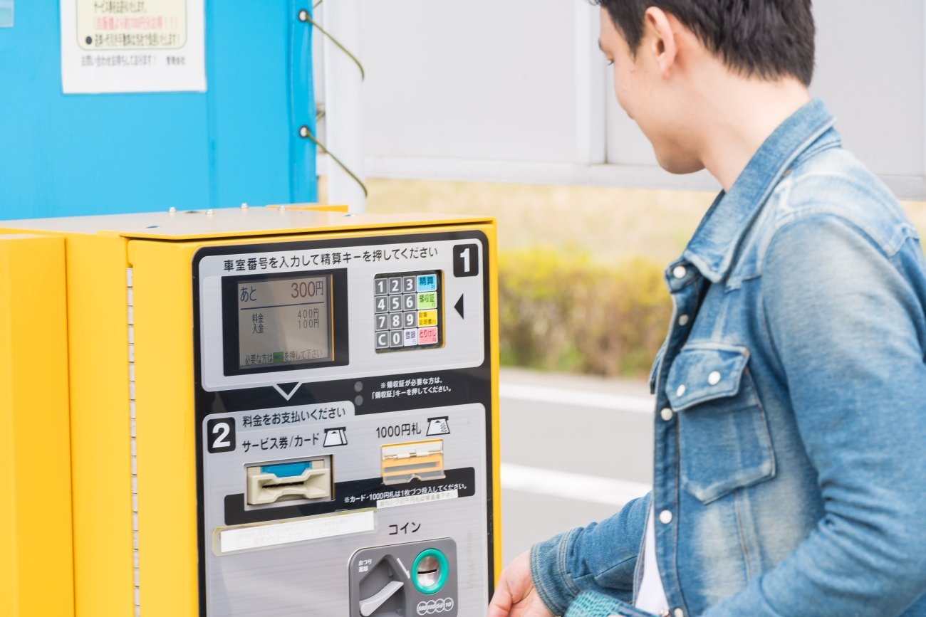 なぜコインパーキングは「長く停めるほど料金が増える」のに、途中で最大料金を設けるのか？