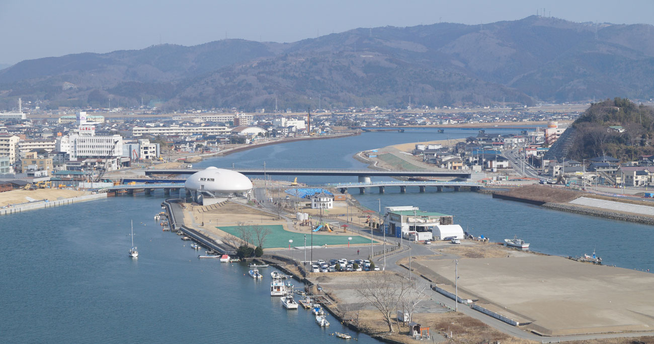 石巻市日和山から北上川沿いの市街地を望む風景。