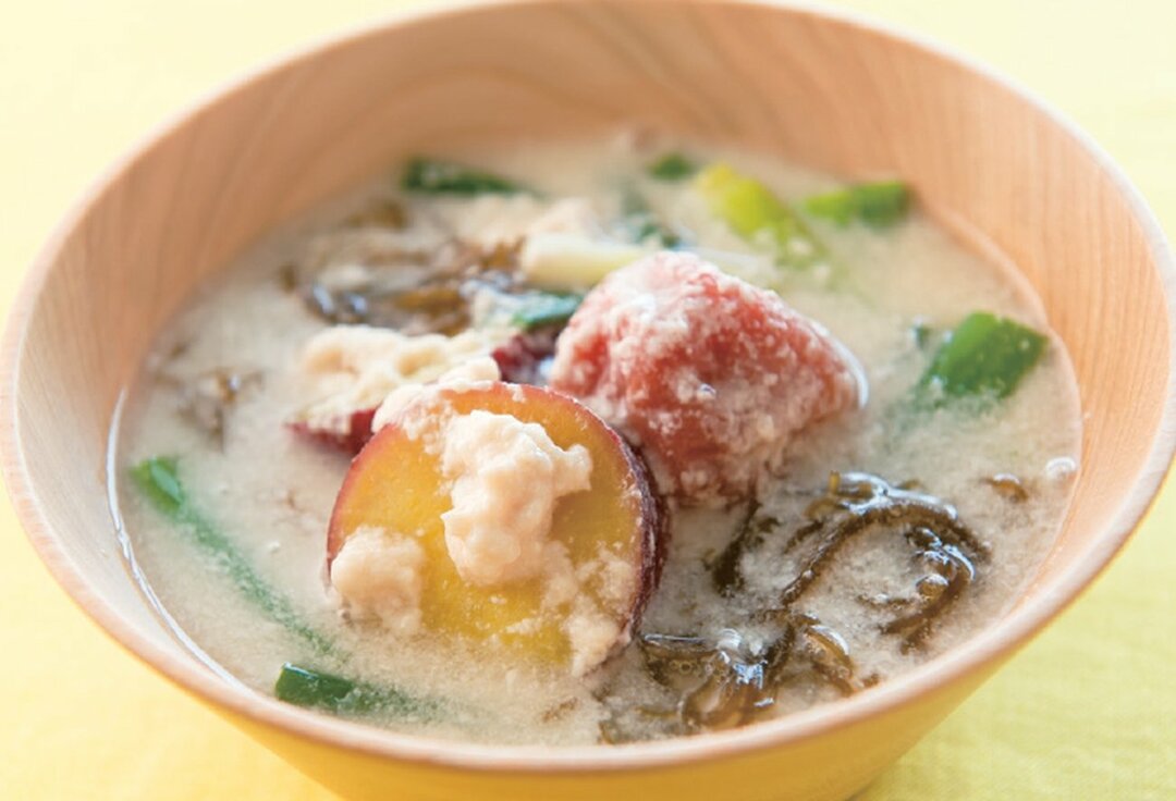 さつまいもともずくの梅酒粕スープ
