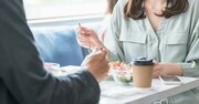 ＜知らないと苦労する＞【会食マナーチェック】人の話を聞く時の超絶NG行動ワースト1