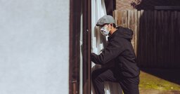「泥棒に狙われやすい家」の共通点とは？ベランダ、軒下、郵便受け…犯人にこっそり「下見」されている意外な場所