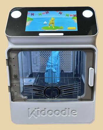 メニューや進捗状況を表示できるタッチパネル付きのKidoodle Minibox A1で、出力した直後のフィギュア。3Dプリンタは何もない空中にいきなりプリントできないため、脚のようにベースプレートに接している部分以外に仮の支えとなるサポートパーツが追加されている