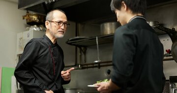 居酒屋の新人バイトが涙目で「客にカスハラを受けました」→でも実際は…店長はどう対応すべき?