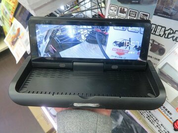 ダッシュボードに置けて設置が簡単＆前後撮影対応のドラコレ