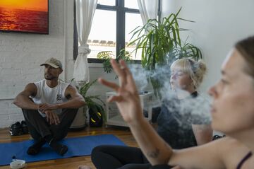 大麻が吸えるヨガのレッスン、米国に登場