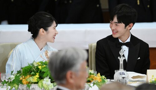 天皇、皇后両陛下の長女愛子さまと会話を交わされる、皇位継承順位第2位の秋篠宮家の長男悠仁さま